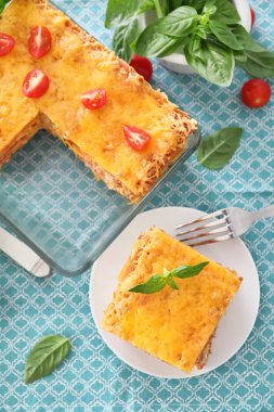 Masada lezzetli lazanya ile plaka