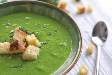 Masada lezzetli ıspanak çorbası ile kase