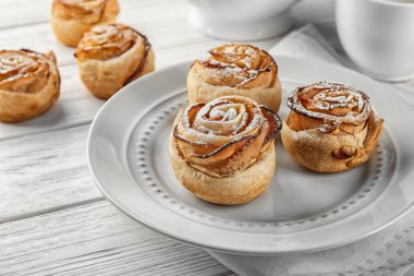 Rose plaka üzerinde doldurma apple ile pasta şeklinde