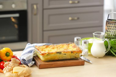 Mutfak masasında lezzetli ıspanaklı lazanya ile fırın tepsisi