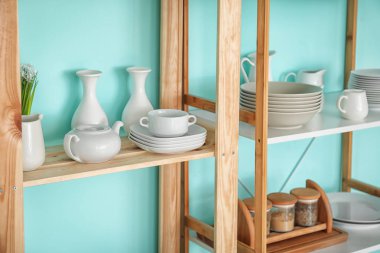 Renk duvar arka plan üzerinde yemekleri ile raf mutfak