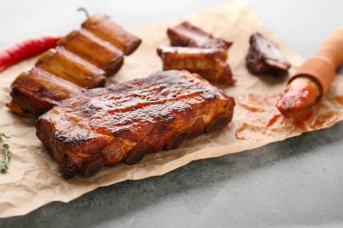 Tablo üzerinde lezzetli ızgara kaburga