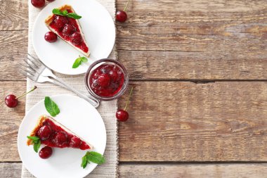 Kiraz plakaları ile lezzetli peynirli kek