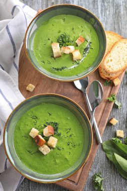 Kase lezzetli ıspanak çorbası ahşap tahta üzerinde ile