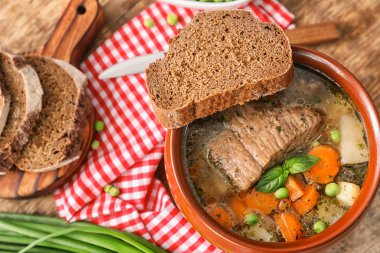 Tablo pişirilmiş etli güveç pot