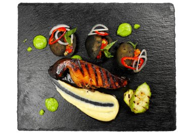 Lezzetli ızgara balık ve beyaz arka planda, üstten görünüm garnitür ile kayrak plaka