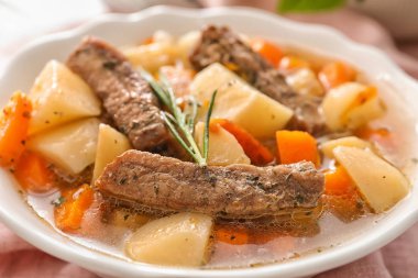 Lezzetli et ve patates ile kase, yakın çekim