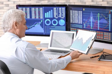 Erkek broker ofisinde çalışıyor. Finans ticaret kavramı