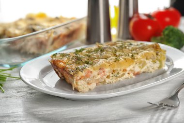 Plaka ile lezzetli brokoli güveç masada. Taze fırın