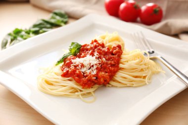 Plaka üzerinde et soslu lezzetli makarna