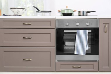 Modern mutfak mobilya elektrikli soba ile