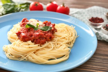 Plaka üzerinde et soslu lezzetli makarna