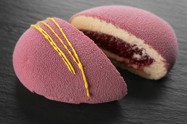 Lezzetli pasta koyu arka plan üzerinde kesme.