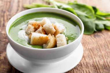 Masada lezzetli ıspanak çorbası ile kase