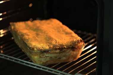 Fırında altın Lazanya ile pişirme çanağı