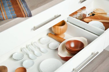 Çekmeceli farklı mutfak eşyaları