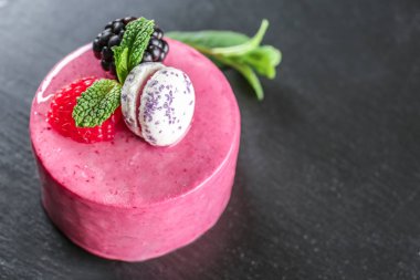 Lezzetli berry mus kek koyu arka plan üzerine