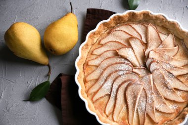 Lezzetli armut tart masada ile pişirme çanağı