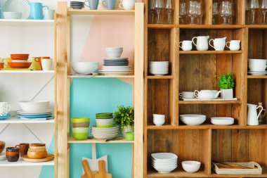 Ahşap raf farklı temiz yemekler