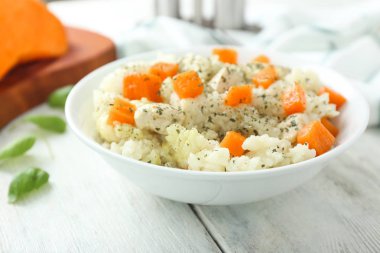 Ahşap masa üzerinde lezzetli kabak risotto ile çanak