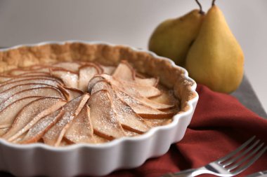 Lezzetli armut tart masada ile pişirme çanağı