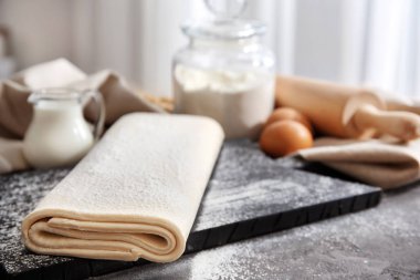 Ahşap tahta masada ham lapa lapa hamur ile