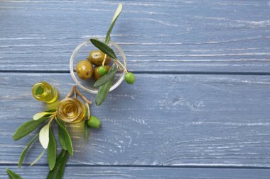 Zeytin ve ahşap masa üzeri yağlıboya kompozisyonu