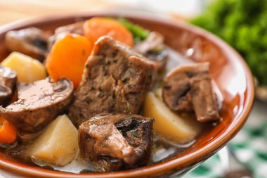Haşlanmış et ve patates, closeup ile plaka