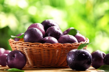 Masada olgun sulu erik ile hasır sepet