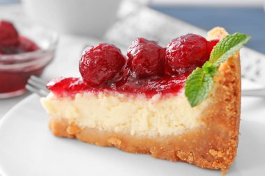 Kiraz plaka, closeup ile lezzetli peynirli kek