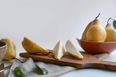 Ahşap tahta üzerinde taze olgun armut dilimleri