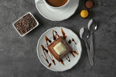 Plaka masada lezzetli çikolatalı kek ile