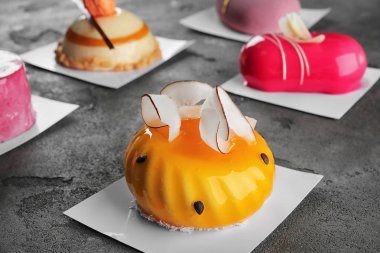 Grunge zemin üzerine lezzetli camlı pasta