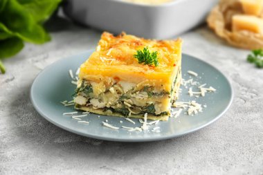 Masada lezzetli ıspanaklı lazanya parçası ile plaka