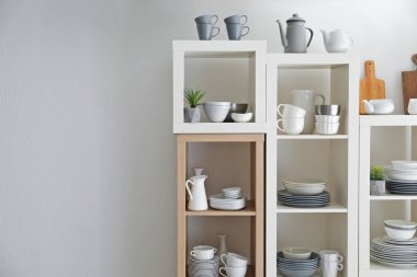 Beyaz duvar arka plan üzerinde yemekleri ile raf mutfak