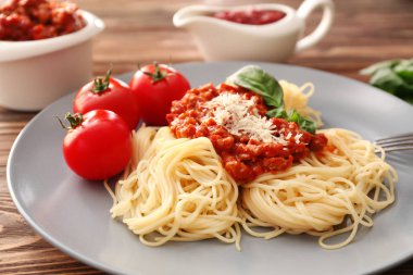 Plaka üzerinde et soslu lezzetli makarna