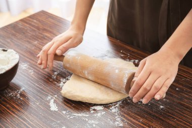 Hamur masada, closeup haddeleme kadın