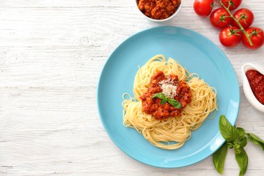 Plaka üzerinde et soslu lezzetli makarna