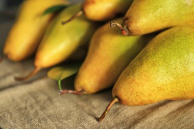 Kumaş, closeup üzerine taze olgun armut