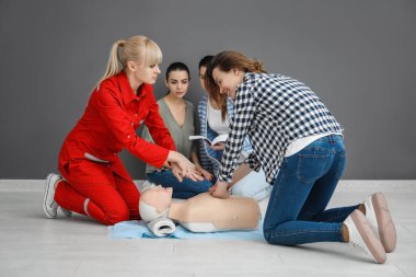 Bir grup insan manken İlkyardım sınıfı üzerinde Cpr pratiği