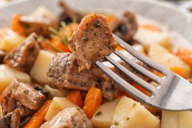 Plaka, closeup haşlanmış et çatalı