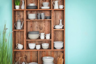 Renk duvar arka plan üzerinde yemekleri ile raf mutfak