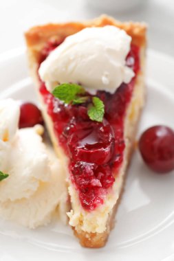 Kiraz plaka, closeup ile lezzetli peynirli kek