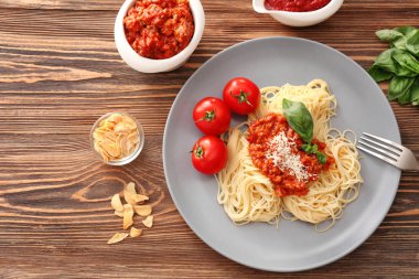 Plaka üzerinde et soslu lezzetli makarna