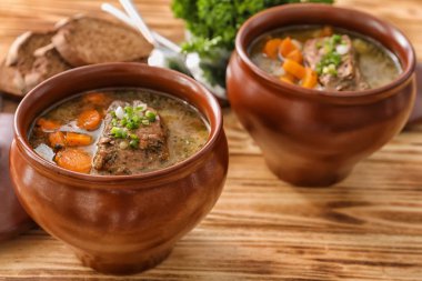 Tablo pişirilmiş etli güveç tencere