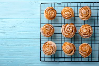 Puf böreği renk ahşap arka plan üzerinde elma gül ile kabin soğutma