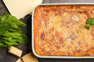 Masada ıspanaklı lazanya pişirme çanağı