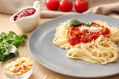 Plaka üzerinde et soslu lezzetli makarna