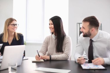 Ofis çalışanları konferans odasında toplantı yapıyor. Finans ticareti