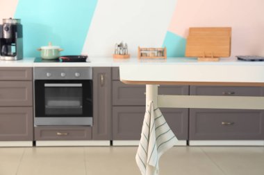 Modern mutfakta şık bir masa.